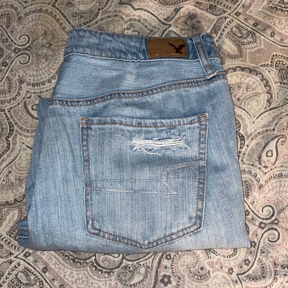Distressed American Eagle Tom girl jeans